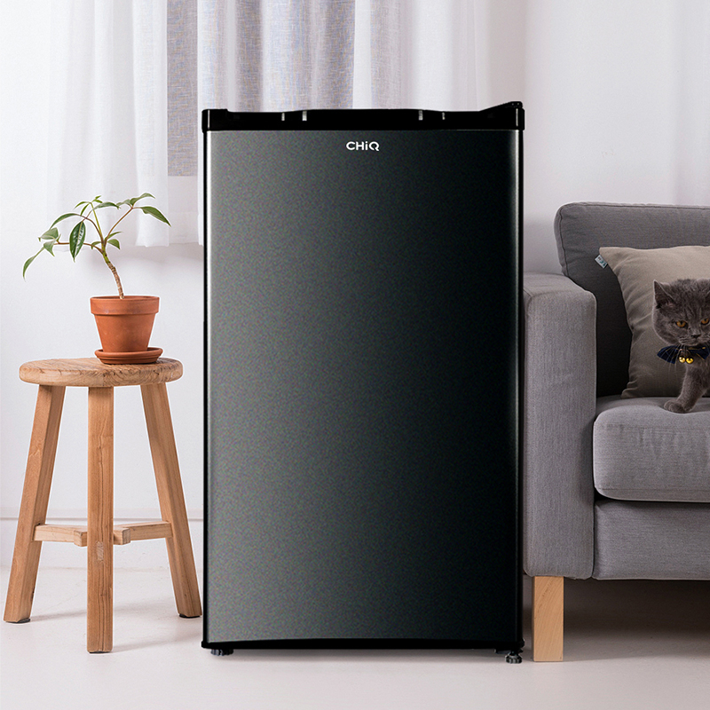 CHiQ Kulkas 1 Pintu 100L CSR108DG (Semi Auto-Defrost ) (Ajustable Door Bisa di Buka Dari Kanan/Kiri) (Penyimpanan Besar) (Pintu Fleksibel) (Freezer Yang Terpisah) (Pembekuan Cepat) (Kulkas Anti Bising) ( Rak Temppered Glass Fleksibel)