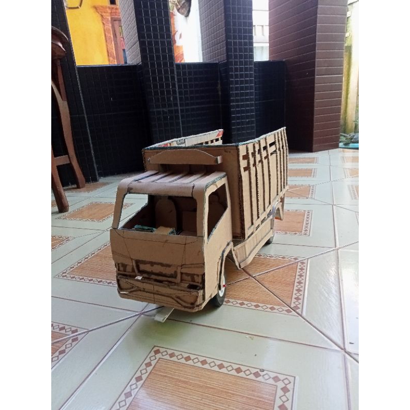 

MINIATUR TRUCK KARDUS