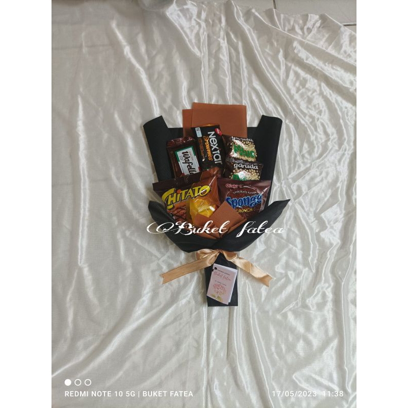 

Buket B22 buket snack bucket jajan hadiah wisuda
