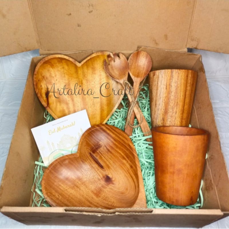 

Satu Set Alat makan / Hampers Kayu / Hampers Nikahan / Kado Ulang Tahun / Piring Kayu Set