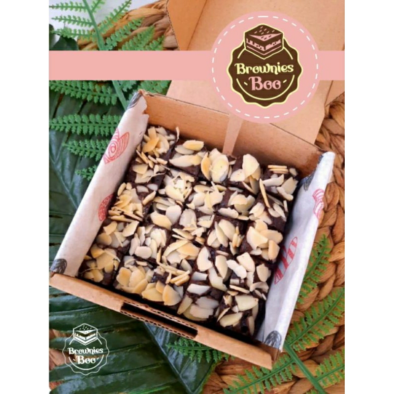 

Brownies Chocolate topping Almond Slice 10x10 isi 25 bites