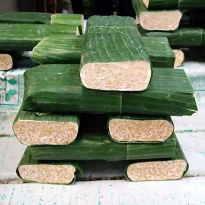 

Tempe Daun Pisang jumbo dan sedang