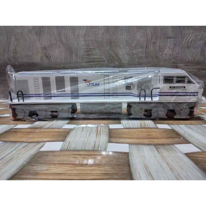 Miniatur Kereta Api Indonesia / Lokomotif bahan kayu, ramah lingkungan tipe CC203