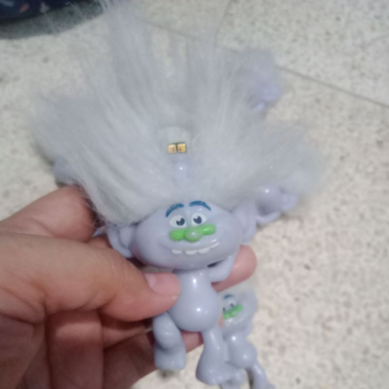 mainan figur trolls.