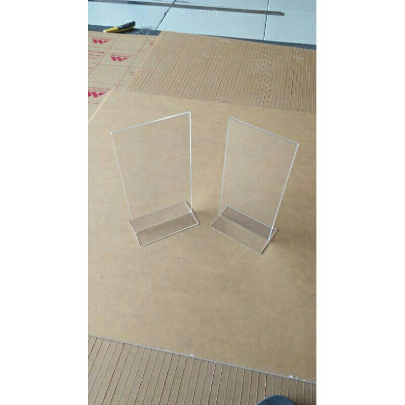 

Tempat brosur acrylic Folio lipat tiga