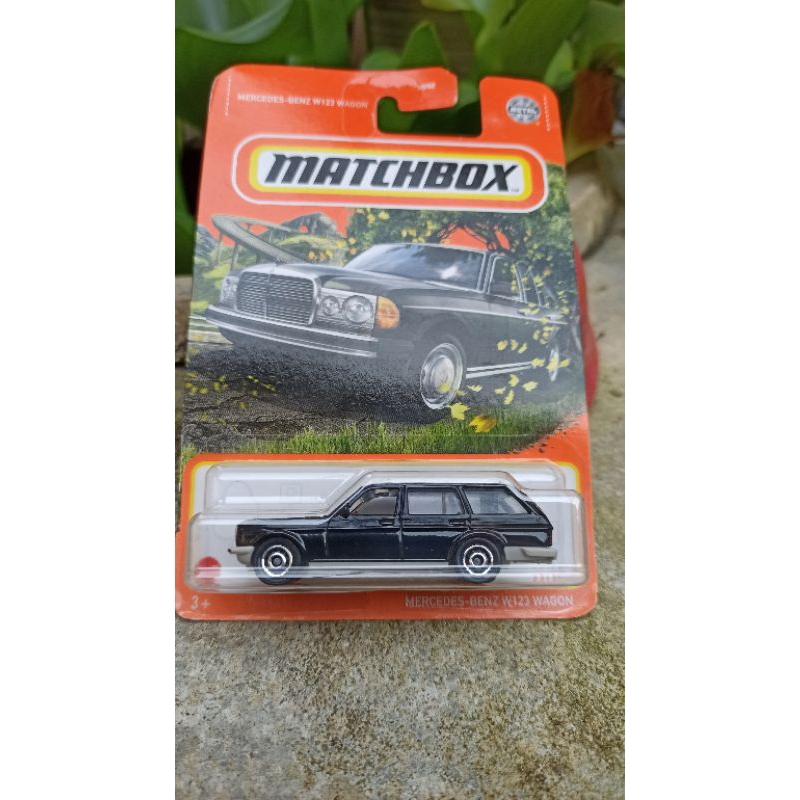 Diecast Matchbox Mercedes Benz W123 Wagon Hitam