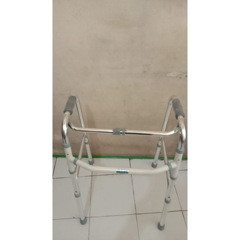 Walker alat bantu jalan kaki 4