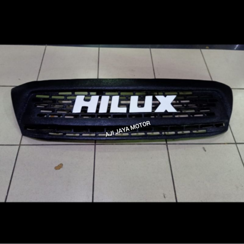 GRILL DEPAN HILUX TAHUN 2008-2011 TULISAN HILUX PUTIH