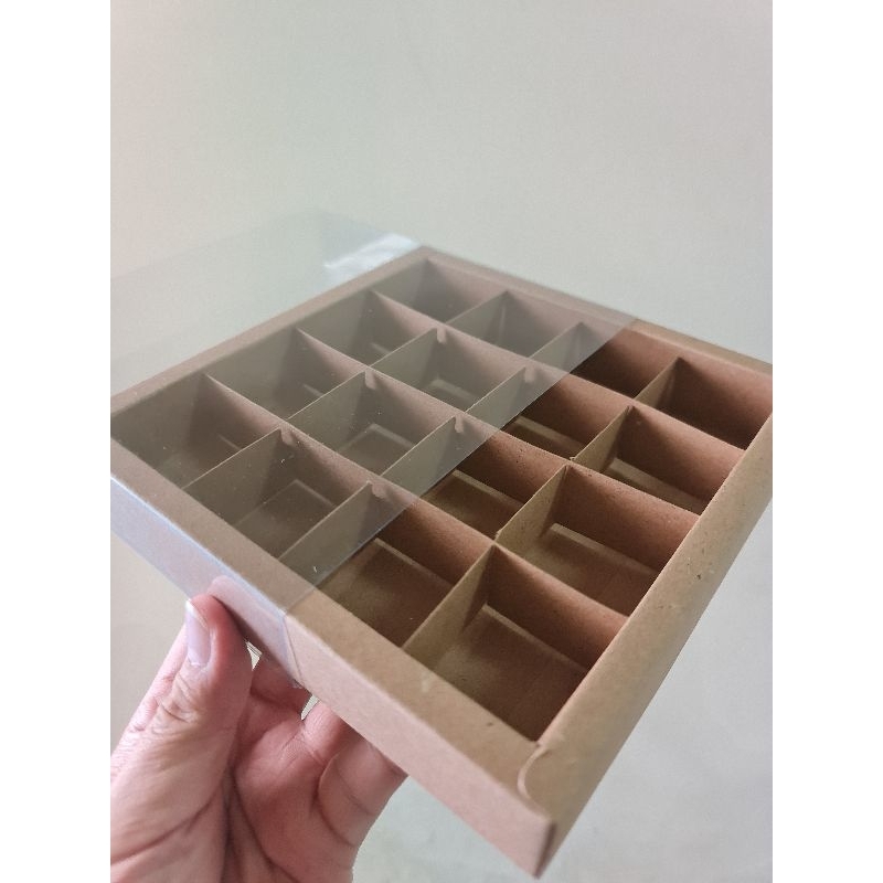 

Dus Mika Polos MOCHI Sekat 16 uk. 4x4x3 cm " COKELAT " ( 1 pack isi 5 pcs Dus )