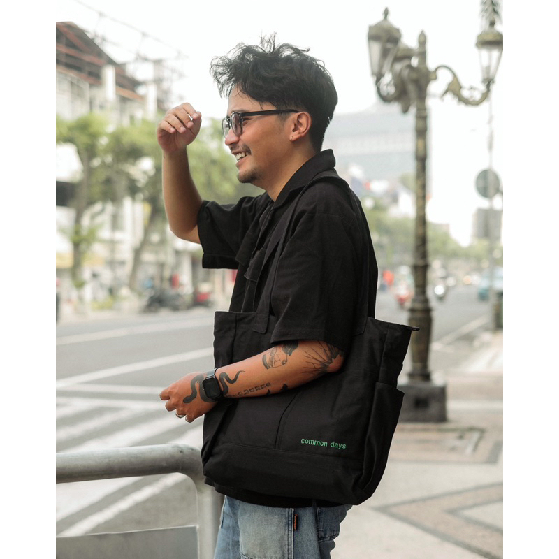 Zipper Carry All Totebag  / Black &amp; Broken White / Tote Bag kerja / Hitam / Vintage / Kuliah / Tebal / Premium / laptop / tumbler / kuliah