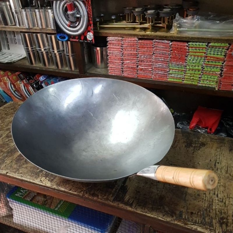 Wajan besi gagang kayu ukuran 43 cm