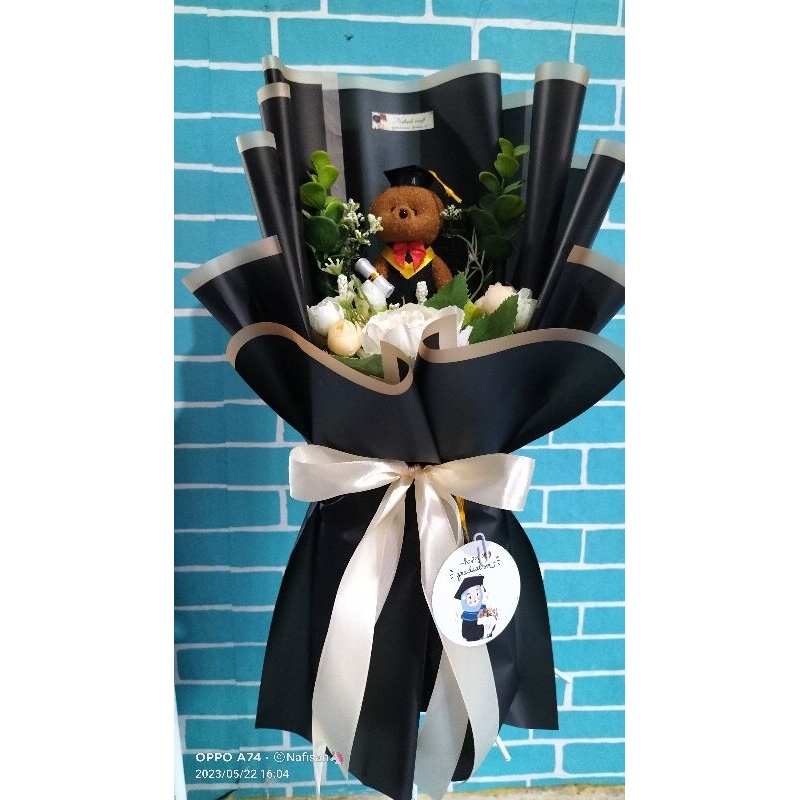 buket uang dan boneka wisuda