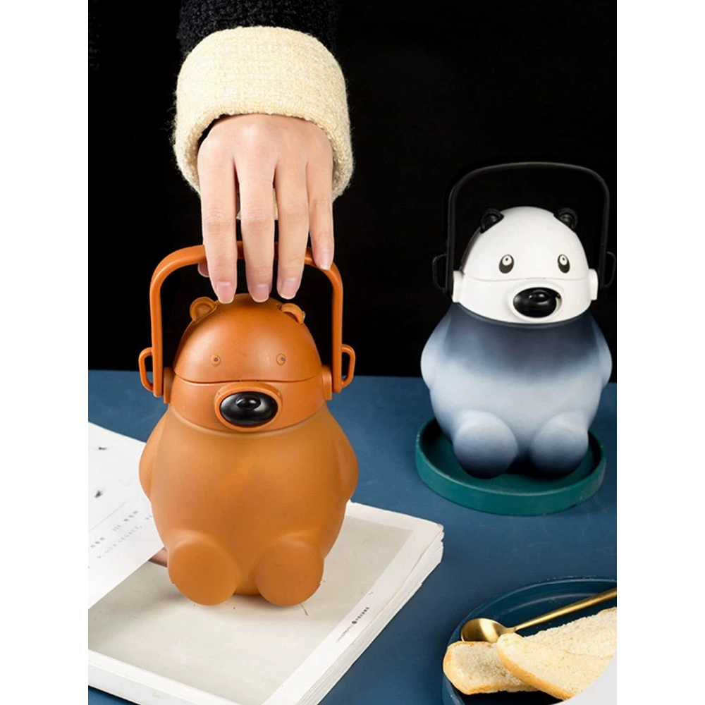 Botol Minum Anak Kartun 1000ML Sedotan dan Tali Gratis Stiker 2D Dan 3D Botol Air Minum Anak Karakter BPA FREE Termasuk Tali dan Sticker Botol Minum Anak Sedotan Motif Bear