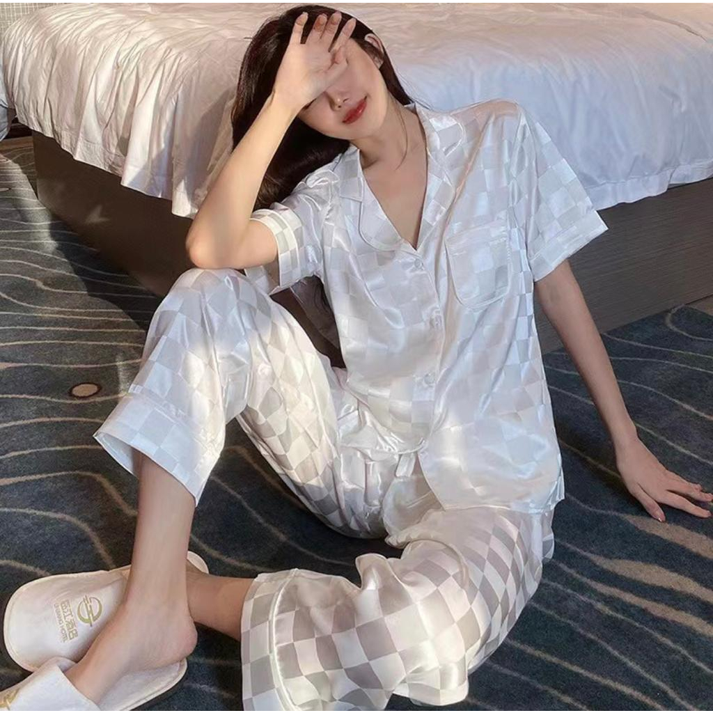 008 Luxury Sleepwear Kelas Atas Piyama Satin Lengan Pendek Celana Panjang Motif Tiny Square Kancing Hidup Bahan Satin High Quality Piyama Import/ Baju Tidur Import / Baju Tidur Murah / Piyama Set / piyama wanita /Piyama Satin/Baju Tidur Set