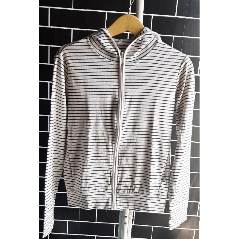 JACKET UNIQLO WANITA ORIGINAL OLAHRAGA SALUR