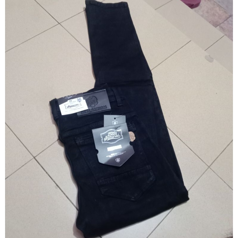 CELANA JEANS HITAM PEKAT PANJANG PRIA