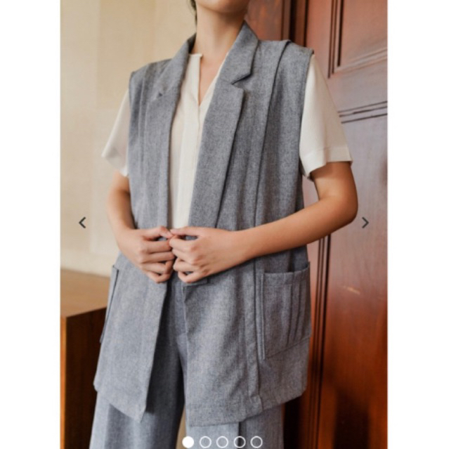 BOOK MAVEN GENIE BLAZERVEST IN NAVAL + CRANBERRY PRELOVED