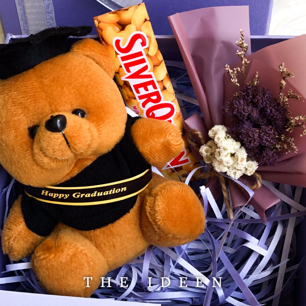 THE IDEEN - 013-01 | HAMPERS WISUDA BOX UNGU CEWEK COWOK TEDDY BEAR BUKET BUNGA MINI DAN COKELAT FREE KARTU UCAPAN | HARD BOX PREMIUM KADO BONEKA GRADUATION CUTE GIFT SET AESTHETIC