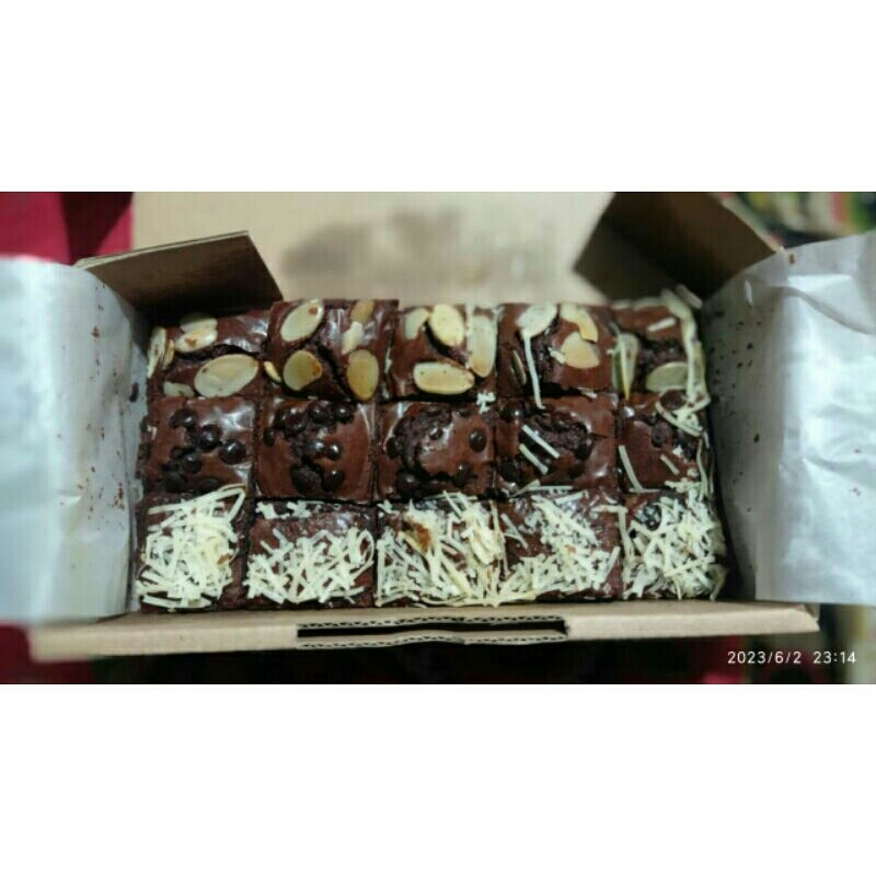 

Fudgy Brownis Produksi Umaku's Recipe uk 20x10 (15potong)