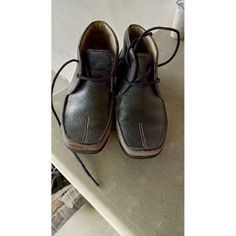 Sepatu pria Clarks