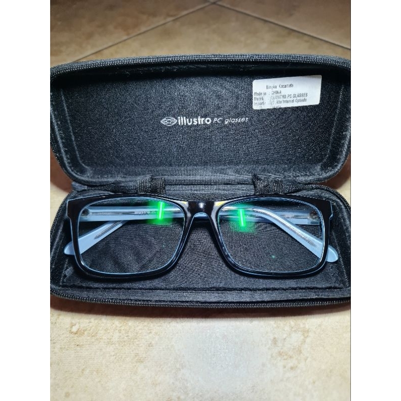 Preloved frame kacamata illustro