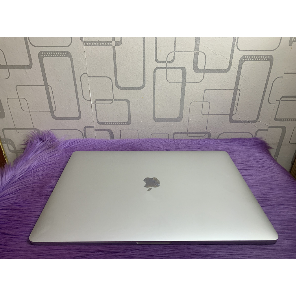 MacBook Pro Retina 15 2017 Core i7 16GB SSD 2TB VGA AMD 4GB Garansi