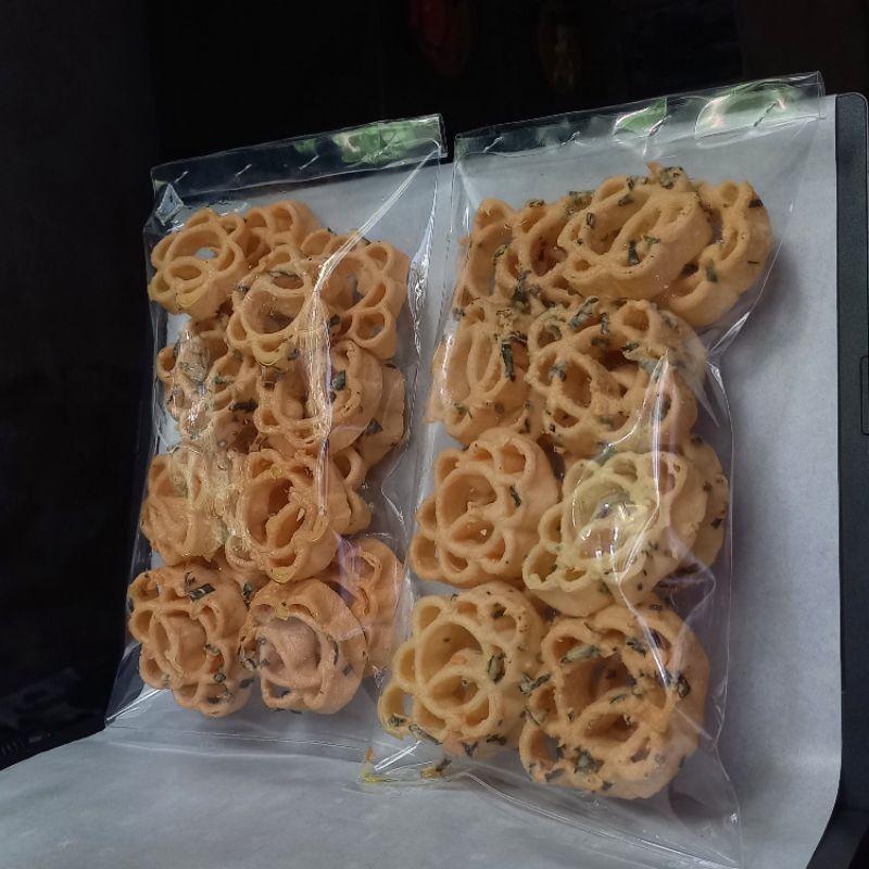 

Kerupuk kembang goyang, manggoyang gurih khas padang pariaman sumatera barat
