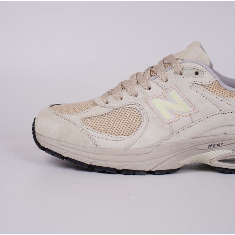 Sepatu New Balance 2002R Aluminium Beige