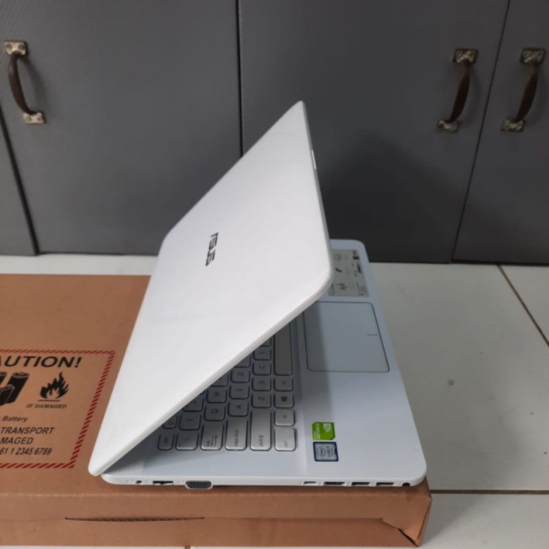 Laptop  Asus X441UV Cor i3-6006U Ram 4GB HDD 500GB dobleVga Nvdia Geforce 920Mx dedicated 2GB Windows 10 desain editing siap pakai