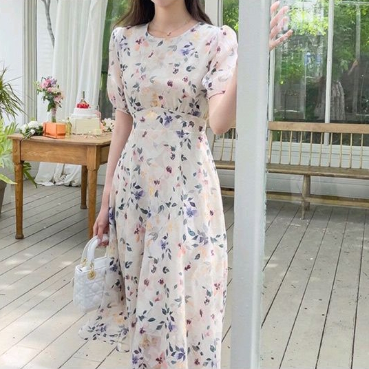 DRESS SIFON TERUSAN MIDI PANJANG BAWAH LUTUT MAXI ADA TALI IKAT PINGGANG NYAMBUNG BISA DIIKAT BELAKANG IKAT PITA TERLIHAT RAMPING LANGSING KERAH LEHER O NECK TANGAN LENGAN PENDEK KARET KEMBANG FLOWER FLOWERED FLORAL BAHAN SIFON DASAR PUTIH IMPORT IMPOR