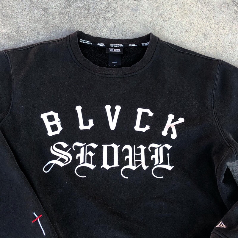 BLACK SCALE X NEW ERA “BLACK SEOUL” Crewneck
