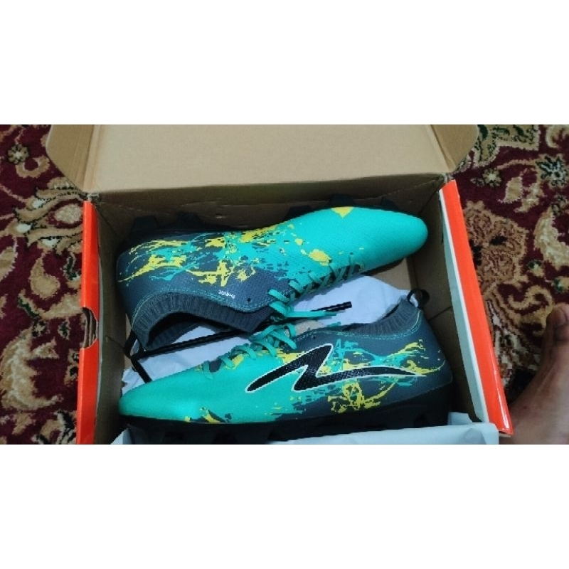 Sepatu sepak bola Specs Cyanide TNT