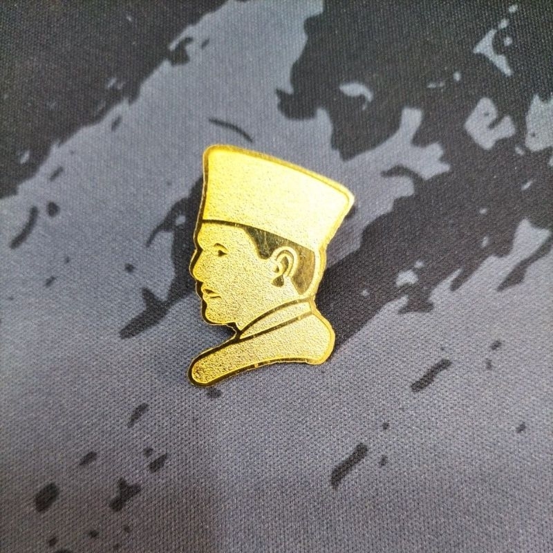 pin soekarno new bahan kuningan