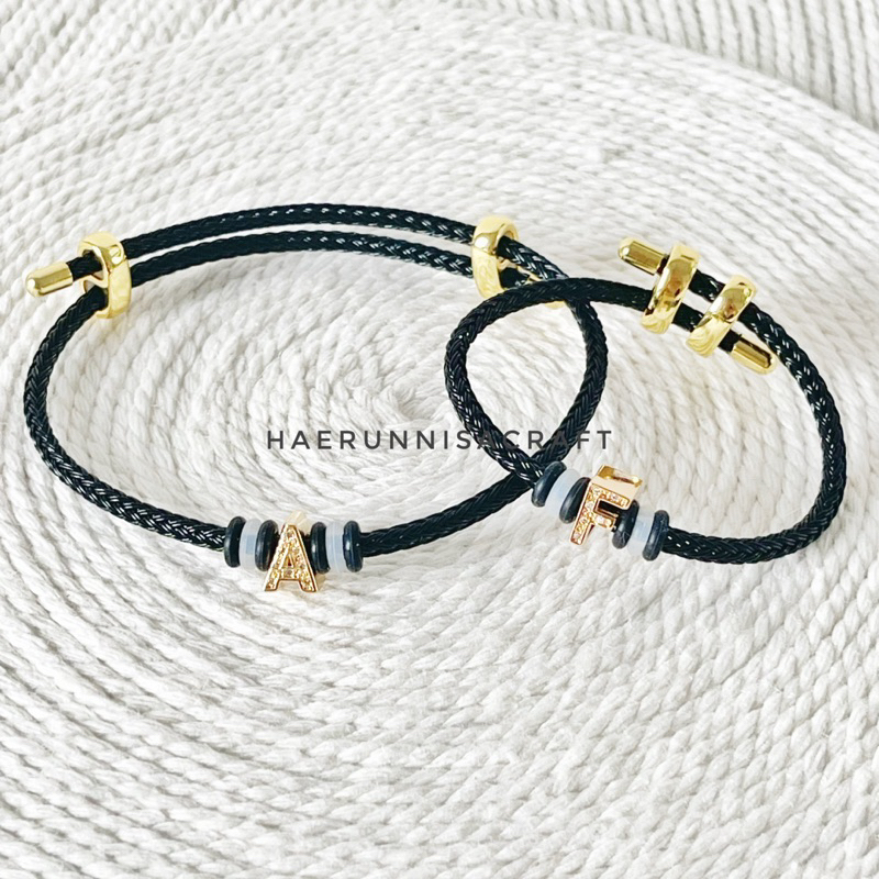 Gelang Tali Kawat Waterproof dan Charm Liontin Inisial Huruf