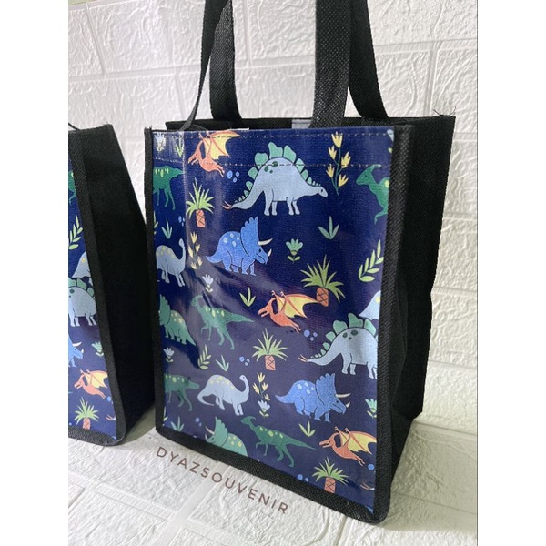 

READY STOK SIAP KIRIM TAS PREMIUM KADO ULTAH DINOSAURUS TAS HAMPERS TOTEBAG ANAK COMEL
