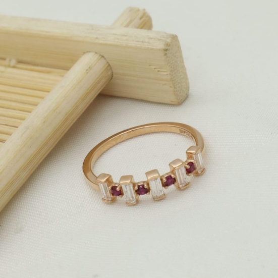 Cincin RG Baguette Ruby Collection RI230047 SDW Gold 18K