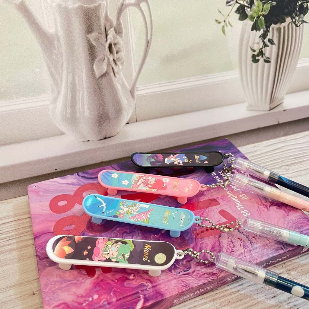 

Pulpen Gantungan Skateboard Nancy Cewe cute tinta hitam harga Termurah / Pen Gantungan Skateboard Nanci uni lucu Alat Tulis Kekinian Terlaris Best Quality bisa COD