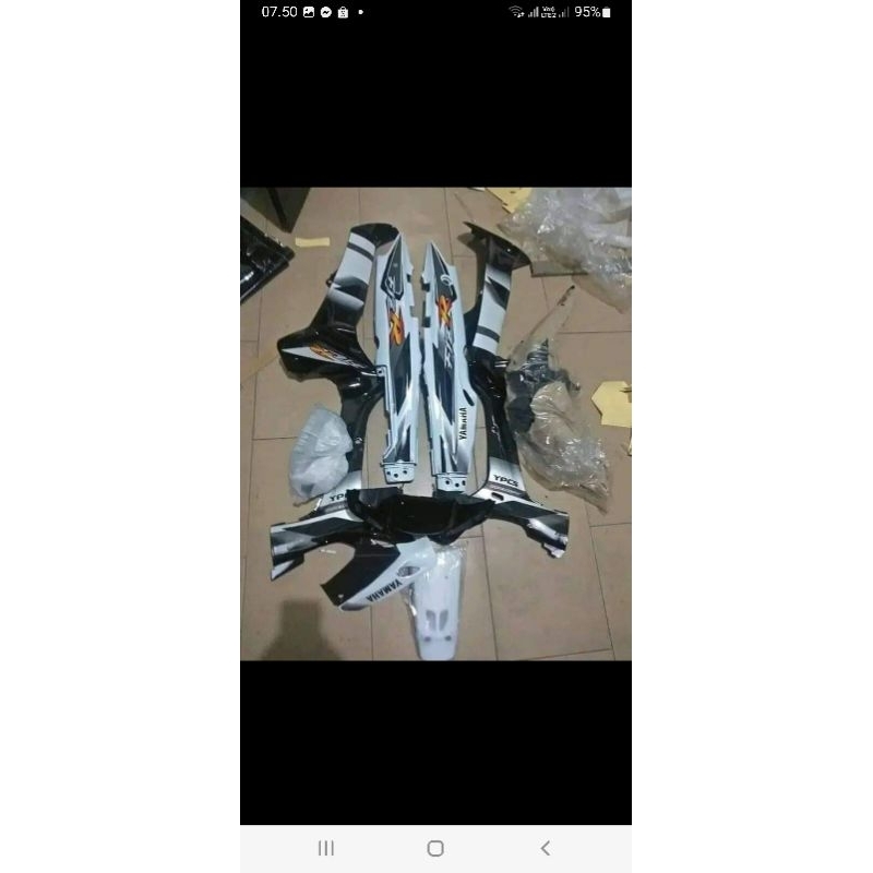 Full Set Body Halus Yamaha Fiz R hitam putih