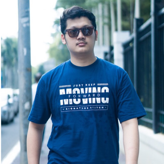 MOVING FORWARD NAVY BLUE T-SHIRT - UNISEX / KAOS MOVING FORWARD BIRU NAVY - PRIA & WANITA