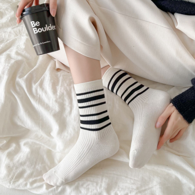 Kaos Kaki Panjang Unisex Dewasa Kaos Kaki Strip Garis Hitam Putih Diatas Mata Kaki Satu7an KK27
