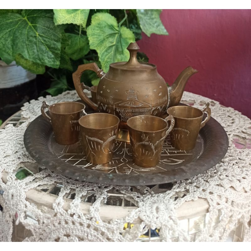 Pajangan Antik Kuno dari Kuningan tua 1 teko tebal. 6 cangkir& nampan