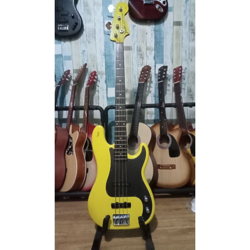 OLSHOP BANJARMASIN - gitar bass squier jazz bass by fender original th2008 kondisi aman semua bonus 