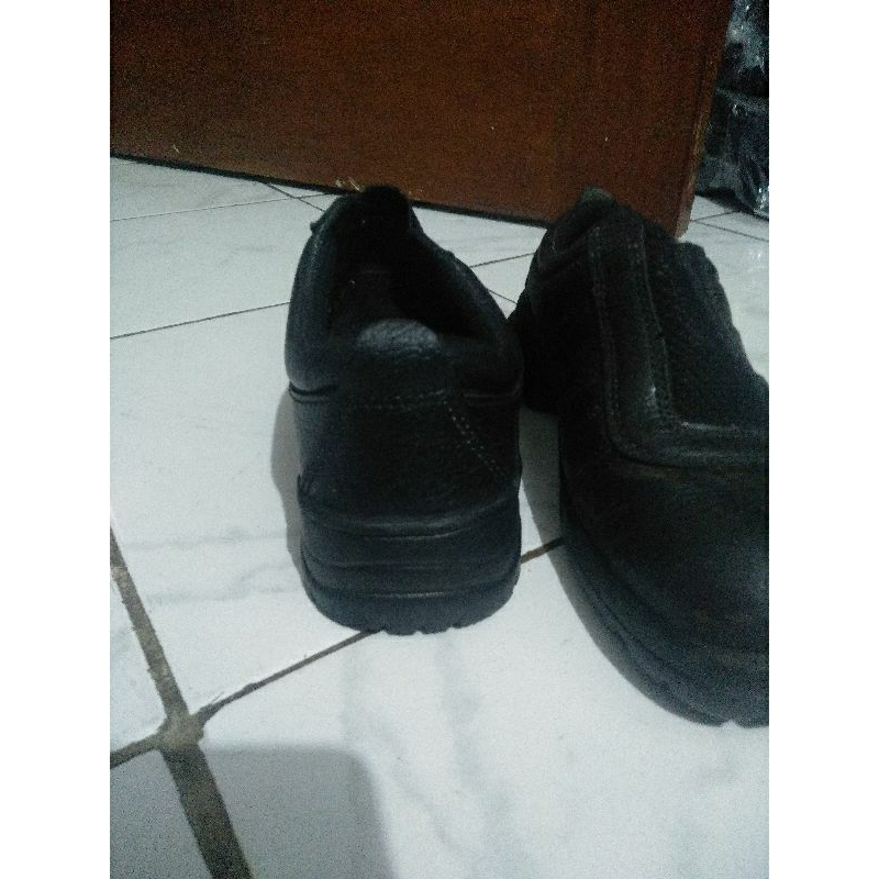 Sepatu safety Dr.osa slip-on ujung besi