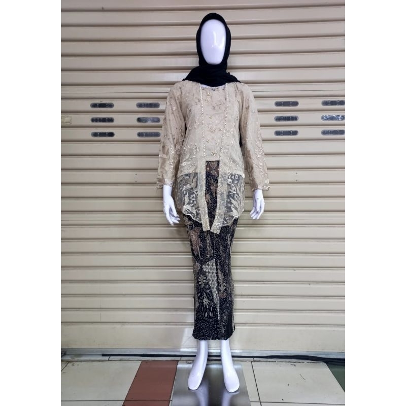 Kebaya Tunik Kutu Baru / Kebaya Kondangan / Kebaya Modern / Kebaya Tunik / Tunik Brokat / Kebaya Pesta / Tunik / Tunik Kebaya / Kebaya Wisuda / Tunik Busui / Tunik Brokat / Kebaya Tile / Tunik Kutu Baru / Tunik Payet / Kebaya Mutiara