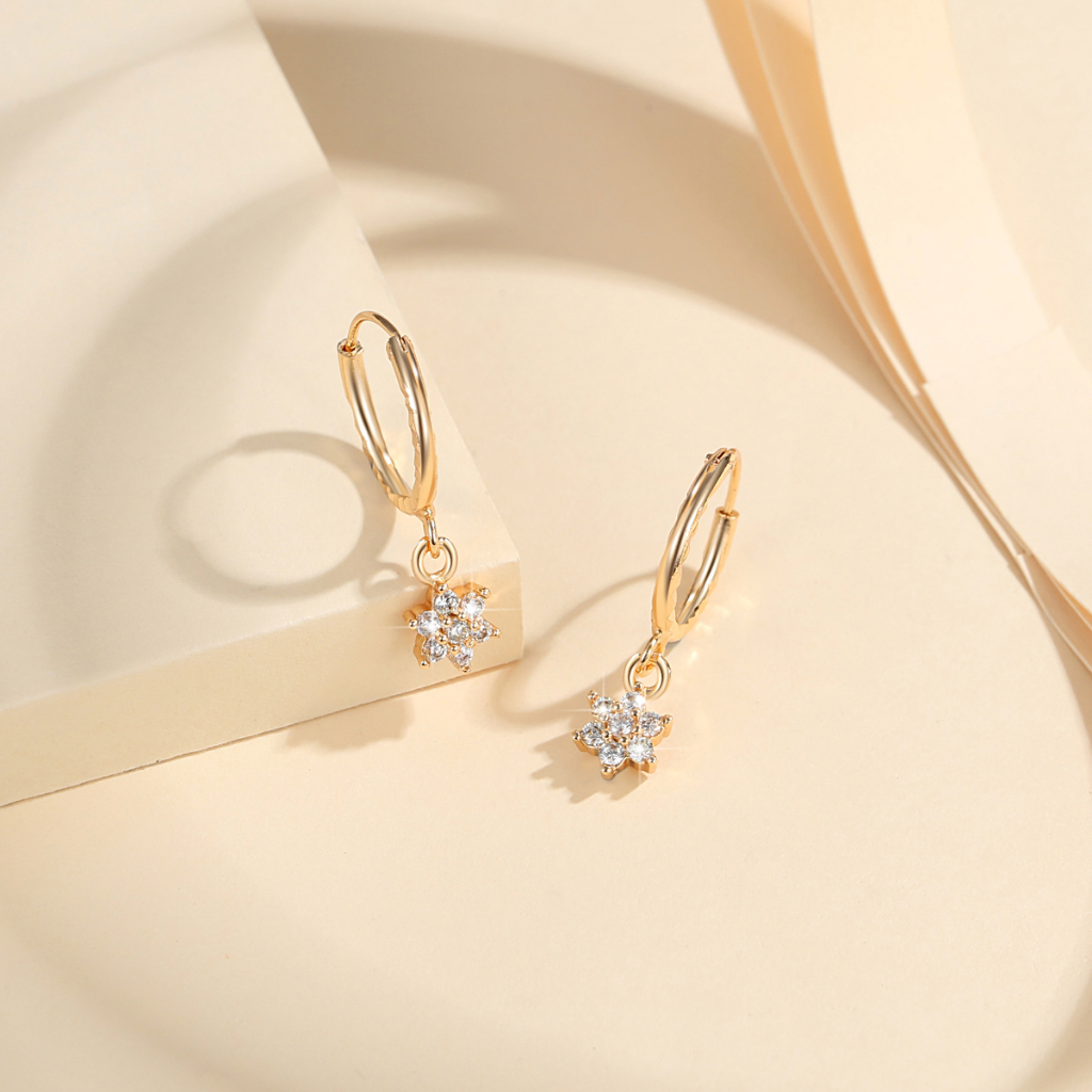 Y181 【Barang spot】Anting Titanium Wanita Mewah Bunga Kristal Lapis Emas Anti Karat 18k Drop Earrings Perhiasan