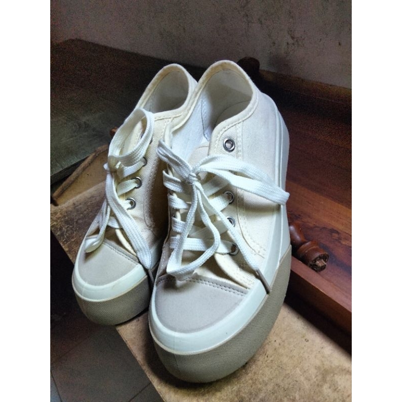 PRELOVED SEPATU PVN