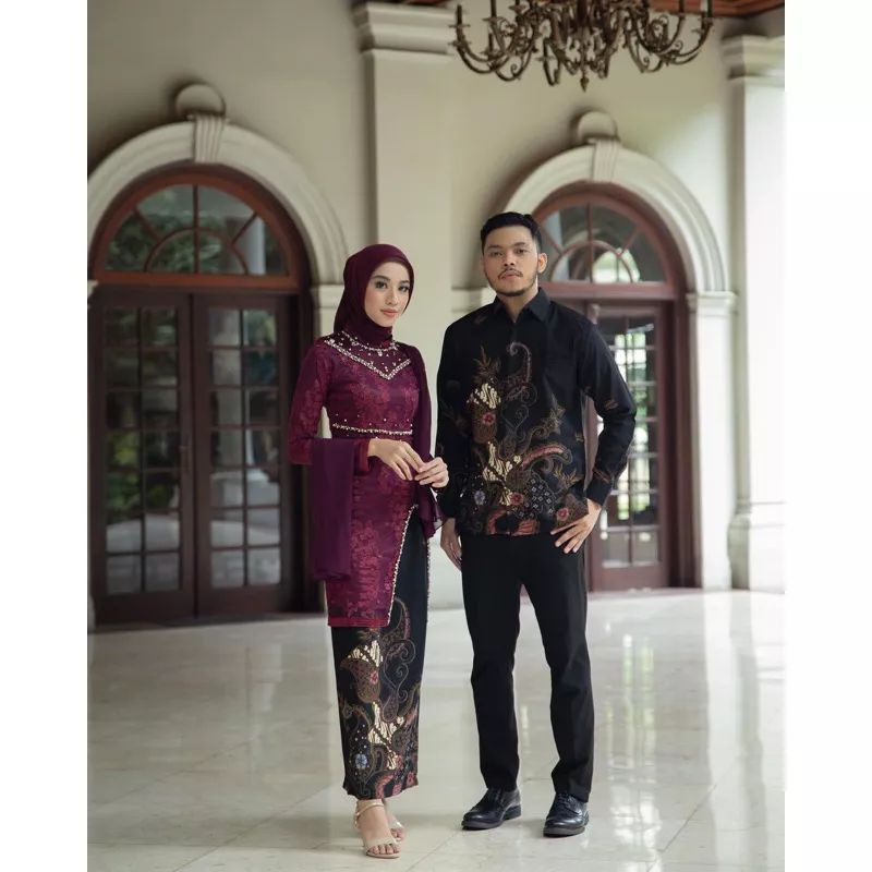 Tunik Couple Kebaya Wanita Dan Kameja Batik Pria. Kebaya