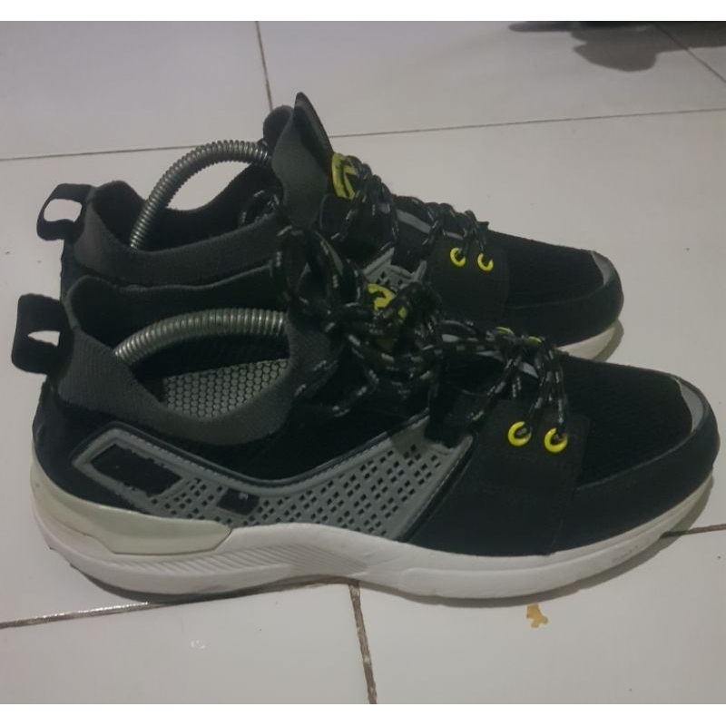 Sepatu Slip On Mont Bell