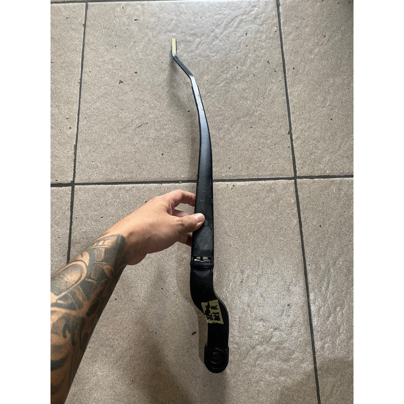 Wiper arm gagang wiper depan kanan xpander livina original