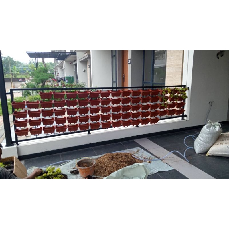 Pembuatan Taman Vertical Garden Pot